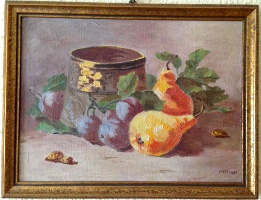 Jarro con diversas frutas sobre una mesa